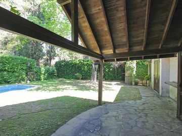 Casa clásica en  La Horqueta  con jardín y pileta para actualizar