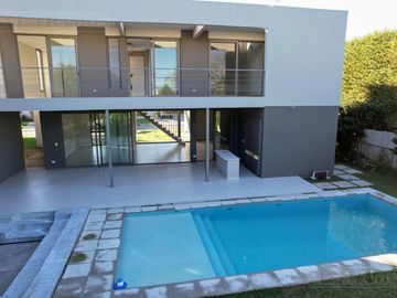 Casa en Barrio El Atardecer Haras Santa Maria PG
