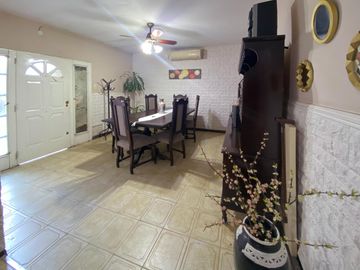 VENTA/PERMUTA - Casa de 3 dormitorios con cochera y patio seco. Luis Agote, Rosario.