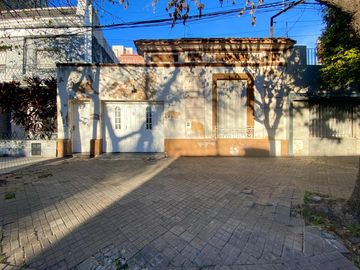 VENTA/PERMUTA - Casa de 3 dormitorios con cochera y patio seco. Luis Agote, Rosario.