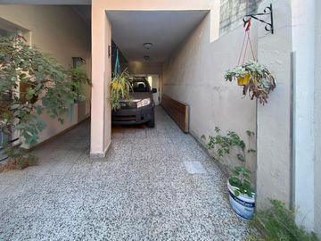 VENTA/PERMUTA - Casa de 3 dormitorios con cochera y patio seco. Luis Agote, Rosario.
