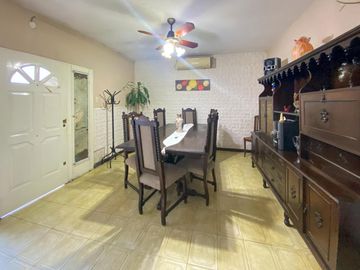 VENTA/PERMUTA - Casa de 3 dormitorios con cochera y patio seco. Luis Agote, Rosario.