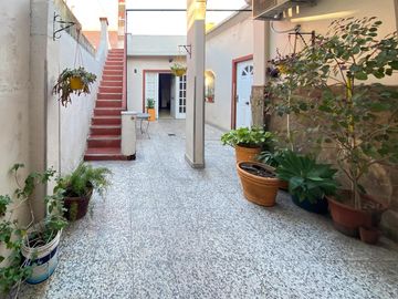 VENTA/PERMUTA - Casa de 3 dormitorios con cochera y patio seco. Luis Agote, Rosario.