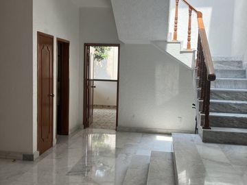 Seguridad! VENTA CASA CON 5 RECAMARAS-PARQUES HERRADURA