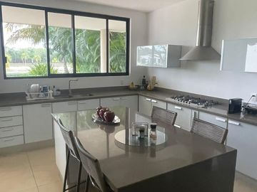 CASA EN VENTA EN EL YUCATAN COUNTRY CLUB, VISTA AL LAGO Y AL CAMPO DE GOLF