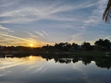CASA EN VENTA EN EL YUCATAN COUNTRY CLUB, VISTA AL LAGO Y AL CAMPO DE GOLF