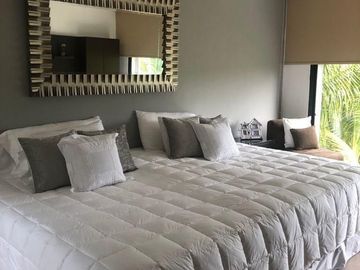CASA EN VENTA EN EL YUCATAN COUNTRY CLUB, VISTA AL LAGO Y AL CAMPO DE GOLF