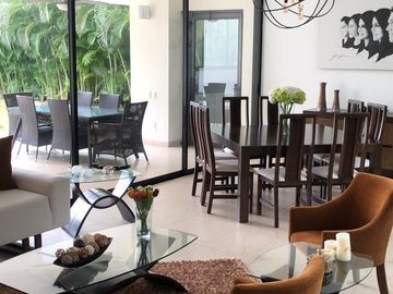 CASA EN VENTA EN EL YUCATAN COUNTRY CLUB, VISTA AL LAGO Y AL CAMPO DE GOLF
