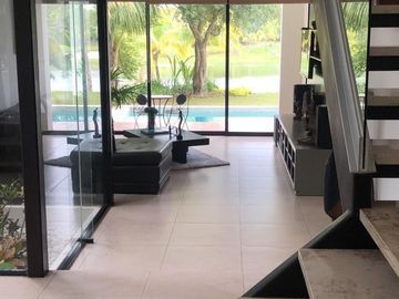 CASA EN VENTA EN EL YUCATAN COUNTRY CLUB, VISTA AL LAGO Y AL CAMPO DE GOLF