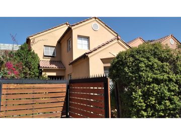 HERMOSA CASA EN VENTA, VALLE  LO CAMPINO, QUILICURA    UF 5.540