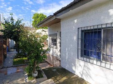 Casa con Departamento en venta en Merlo Norte