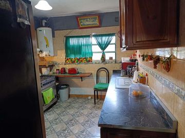 Casa con Departamento en venta en Merlo Norte