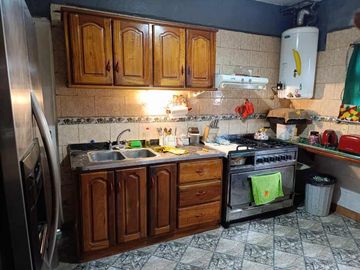 Casa con Departamento en venta en Merlo Norte
