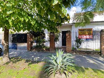 Casa con Departamento en venta en Merlo Norte