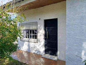 Casa con Departamento en venta en Merlo Norte