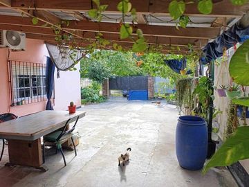 Casa con Departamento en venta en Merlo Norte