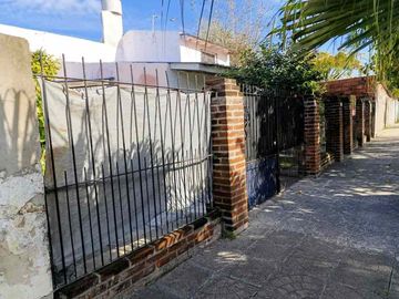 Casa con Departamento en venta en Merlo Norte