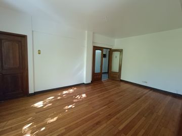 AMPLIO DEPARTAMENTO EN VENTA EN DIAGONAL FRENTE A PLAZA PERÚ