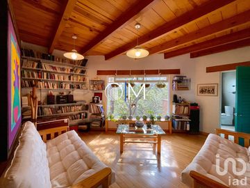 Casa de artista en Santa Rosa con amplios espacios y vista ESPECTACULAR
