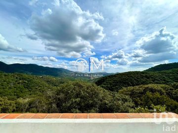Casa de artista en Santa Rosa con amplios espacios y vista ESPECTACULAR