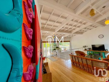 Casa de artista en Santa Rosa con amplios espacios y vista ESPECTACULAR