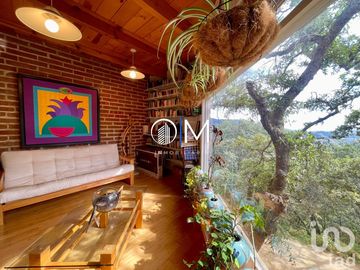 Casa de artista en Santa Rosa con amplios espacios y vista ESPECTACULAR