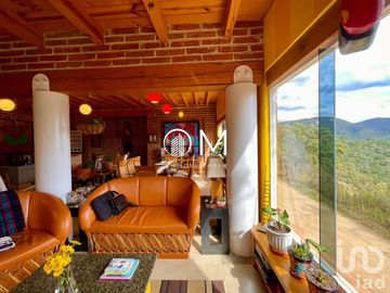 Casa de artista en Santa Rosa con amplios espacios y vista ESPECTACULAR