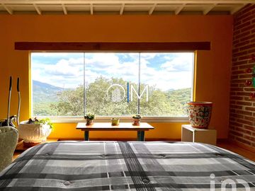 Casa de artista en Santa Rosa con amplios espacios y vista ESPECTACULAR