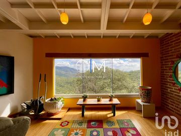 Casa de artista en Santa Rosa con amplios espacios y vista ESPECTACULAR