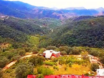Casa de artista en Santa Rosa con amplios espacios y vista ESPECTACULAR
