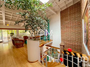 Casa de artista en Santa Rosa con amplios espacios y vista ESPECTACULAR