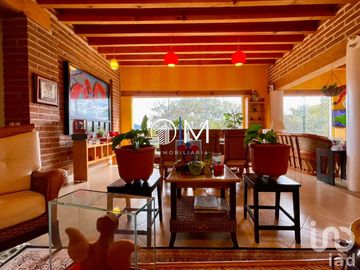 Casa de artista en Santa Rosa con amplios espacios y vista ESPECTACULAR
