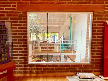 Casa de artista en Santa Rosa con amplios espacios y vista ESPECTACULAR
