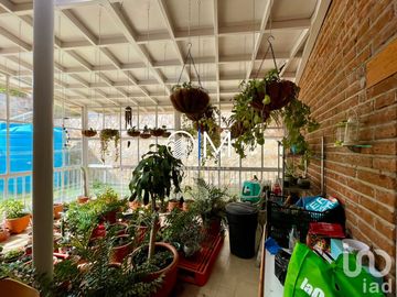 Casa de artista en Santa Rosa con amplios espacios y vista ESPECTACULAR