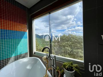 Casa de artista en Santa Rosa con amplios espacios y vista ESPECTACULAR