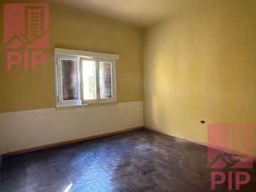 Casa  en Venta Villa Sarmiento / Moron (B110 1148)