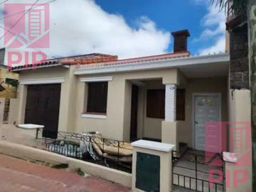 Casa  en Venta Villa Sarmiento / Moron (B110 1148)