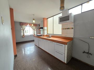 VENDO CASA EN CERCADO DE LIMA