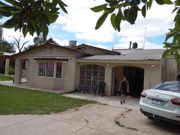 Casa en venta - 4 Dormitorios 3 Baños - 9 de Abril