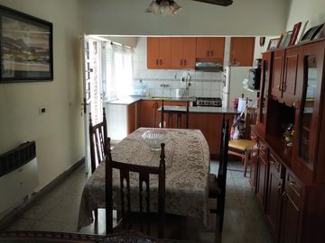 Casa en venta - 3 Dormitorios 2 Baños 2 Cocheras - La Plata