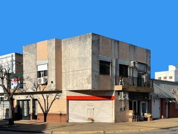 Casa en venta - 3 Dormitorios 2 Baños 2 Cocheras - La Plata