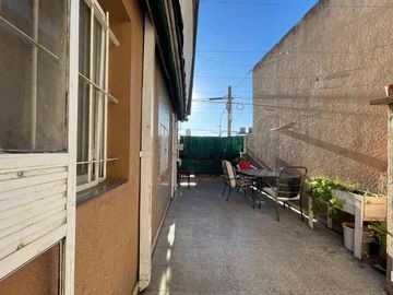 Casa en venta - 3 Dormitorios 2 Baños 2 Cocheras - La Plata