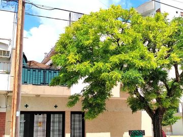 Casa en venta - 3 Dormitorios 2 Baños 2 Cocheras - La Plata