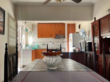 Casa en venta - 3 Dormitorios 2 Baños 2 Cocheras - La Plata