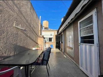 Casa en venta - 3 Dormitorios 2 Baños 2 Cocheras - La Plata