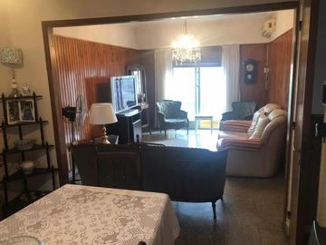 Casa en venta - 3 Dormitorios 2 Baños 2 Cocheras - La Plata