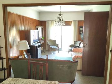 Casa en venta - 3 Dormitorios 2 Baños 2 Cocheras - La Plata