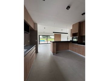 VENTA CASA MODERNA 3 DORMITORIOS EN B° VALLE DEL GOLF 1 ETAPA