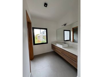 VENTA CASA MODERNA 3 DORMITORIOS EN B° VALLE DEL GOLF 1 ETAPA