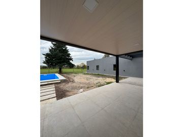 VENTA CASA MODERNA 3 DORMITORIOS EN B° VALLE DEL GOLF 1 ETAPA